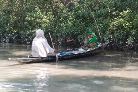 কয়রায় বন বিভাগের অভিযানে ৩ নৌকা আটক