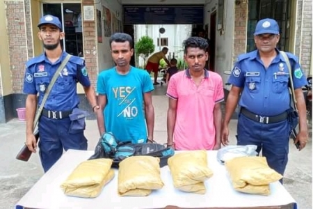 রাণীনগর ৪ কেজি গাঁজাসহ দুইজন আটক।