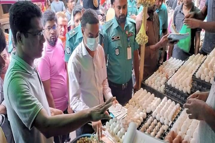 খুলনায় ডিমের আড়ৎ মুরগী দোকানে অভিযানে  জরিমানা আদায়।