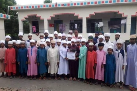 মাদ্রাসার ছাত্ররা পেল ডু সামথিং ফাউন্ডেশনের আই পি এস 