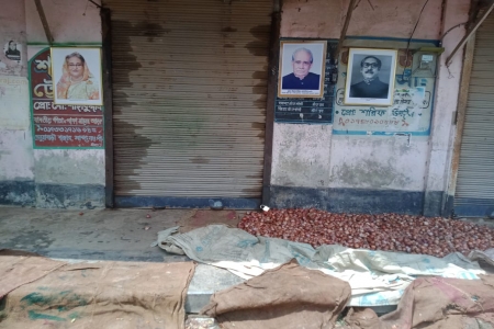 মান্দায় চাঁদা না দেওয়ায় দোকানে তালা