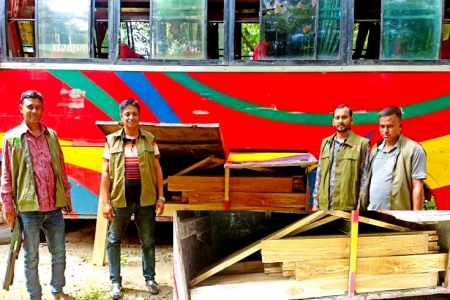 লোহাগাড়ায় বাসে অবৈধ সেগুন কাঠ জব্দ