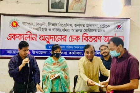 অসুস্থ রোগীদের মাঝে ১৬ লক্ষ ৫০ হাজার টাকার চেক প্রদান