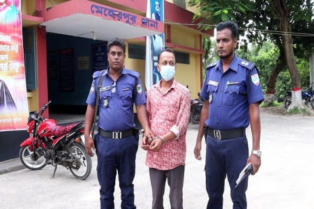 মেহেরপুরে জেলা প্রশাসকের নামে ঘুষ নেওয়ার দায়ে অফিস সহকারী আটক