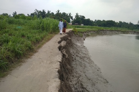 খুলনার ডুমুরিয়ায় নদী থেকে অবৈধ ভাবে বালু উত্তোলন
