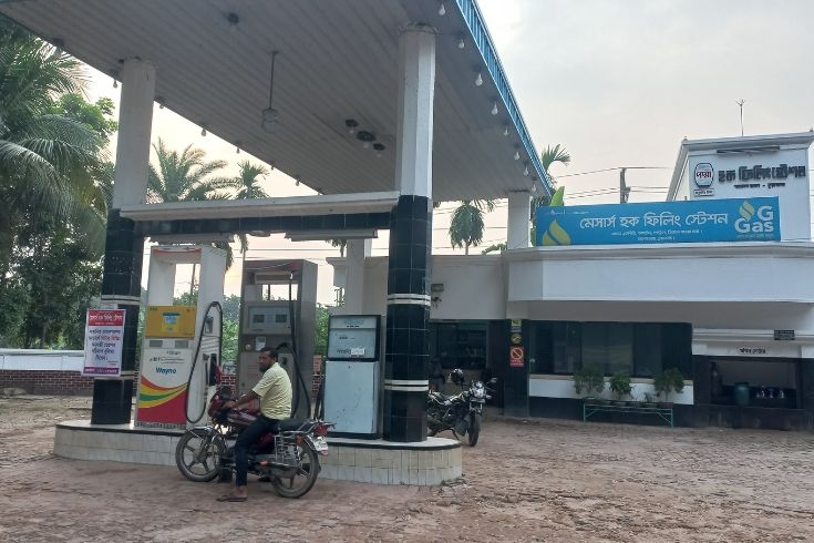 আলমডাঙ্গাতে জ্বালানি তেলের সংকট