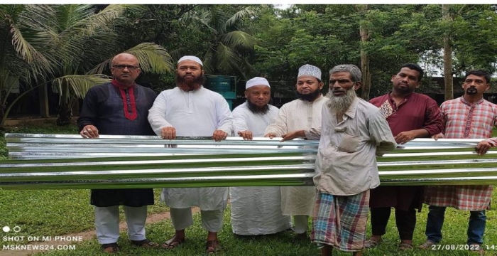 অগ্নিকাণ্ডে ক্ষতিগ্রস্তদের মাঝে এমএসকে ফাউন্ডেশনের ঢেউ টিন বিতরণ 