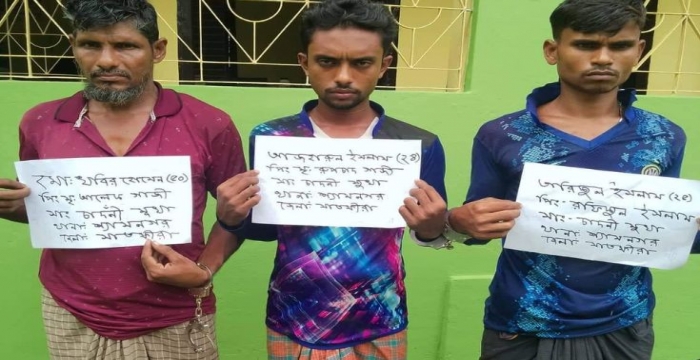 সুন্দরবনে কাঁকড়া ধরার অপরাধে  আটক ৩