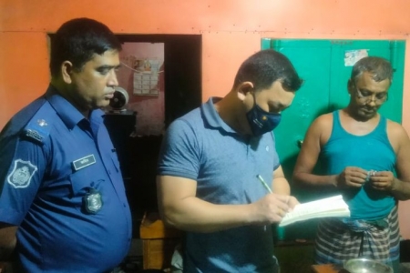 রাত ৮ টার পর দোকান খোলা রাখায় জরিমানা