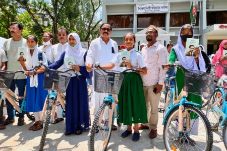 শতাধিক ছাত্রীর মাঝে বিনামূল্যে বাইসাইকেল বিতরণ