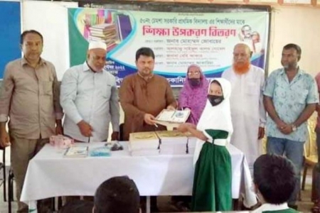  সাতকানিয়া পৌরসভার উদ্যোগে শিক্ষা সামগ্রী বিতরণ    