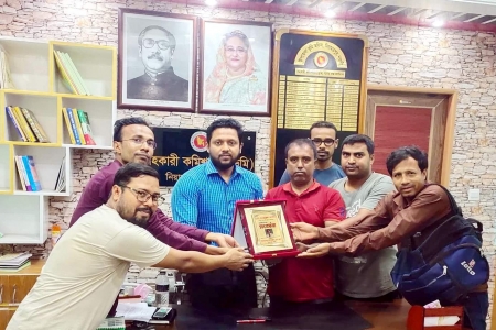 প্রেসক্লাবের পক্ষ হতে সহকারী কমিশনারকে বিদায় সংবর্ধনা