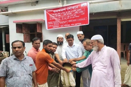 নিয়ামতপুরে ওএমএসের চাল বিক্রি কার্যক্রমের উদ্বোধন