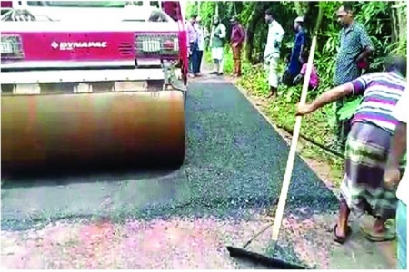 বিটুমিনের সাথে টাইলস ও প্লাস্টিক মিশিয়ে পরীক্ষামূলকভাবে সড়ক নির্মাণ