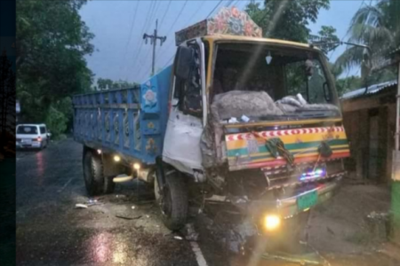 চট্রগ্রামে মাইক্রোবাস ও ট্রাকের সংঘর্ষে নিহত- ১