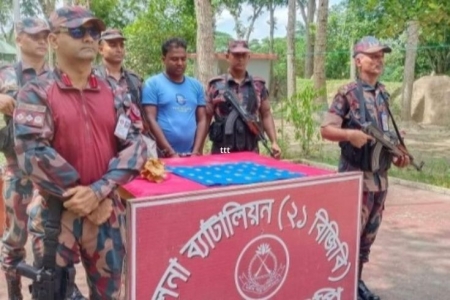 আড়াই কোটি টাকার স্বর্নসহ পাচারকারী আটক