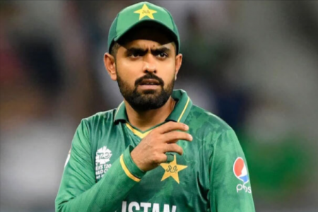 আম্পায়ারের ওপর রেগে আগুন বাবর