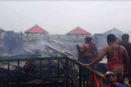 চাটমোহরের কুটুমবাড়ি রেষ্টুরেন্ট আগুনে ভষ্মিভূত ১৫ লাখ টাকার ক্ষতি