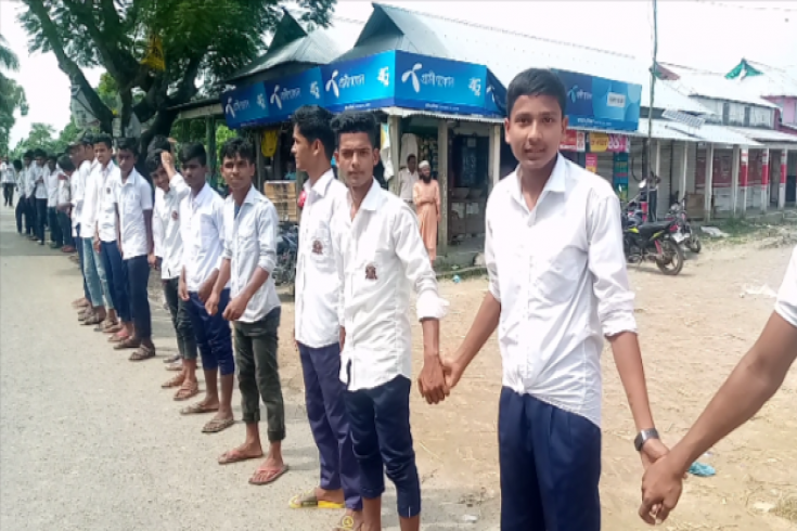 লরির ধাক্কায় পাঁচ পরীক্ষার্থী গুরুতর আহত হওয়ায় পরীক্ষার্থীদের মানববন্ধন 