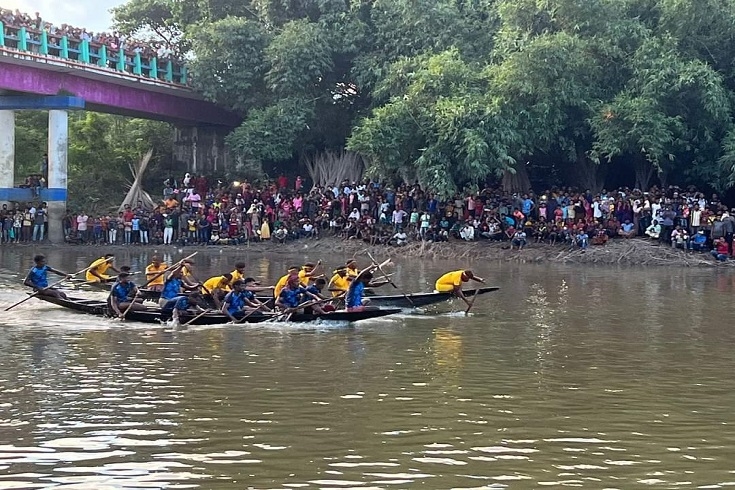 দামুড়হুদায় ঐতিহ্যবাহী নৌকাবাইচ দু’তীরে মানুষের উপচেপড়া ভিড়