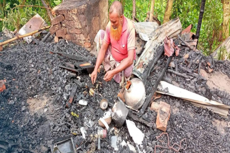 আগুনে পুড়লো চা দোকানীর স্বপ্ন