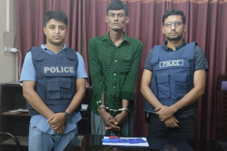 পুলিশের কাছে ইয়াবা বিক্রি করতে গিয়ে গ্রেফতার