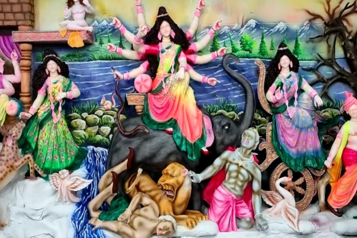 চুয়াডাঙ্গায় শেষ মুহূর্তে চলছে প্রতিমায় রঙ তুলির ছোঁয়া