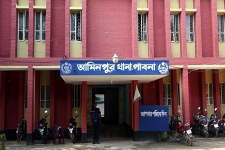 পাবনায় গৃহবধুর গলা কাটা লাঁশ উদ্ধার, স্বামী আটক