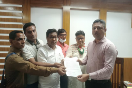 কৃষকরা হুকুম দখল বাতিলের দাবিতে খুলনা ডিসিকে স্মারকলিপি প্রদান