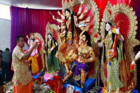 আজ মহানবমী: ১০৮টি নীলপদ্ম দুর্গাদেবীর পায়ে আহুতি দিচ্ছেন ভক্তরা
