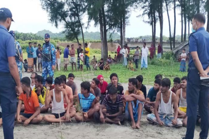 সমুদ্রপথে মালয়েশিয়াগামী ট্রলারডুবি, রোহিঙ্গাসহ ৩৪ জন উদ্ধার