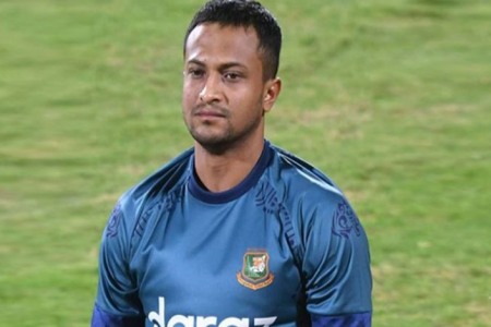 দলের সঙ্গে থেকেও কেন খেললেন না সাকিব!