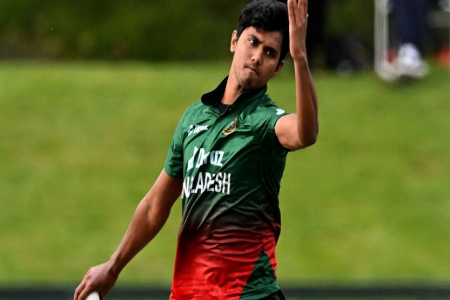 জোড়া উইকেট নিয়ে বাংলাদেশকে আশা দিলেন হাসান