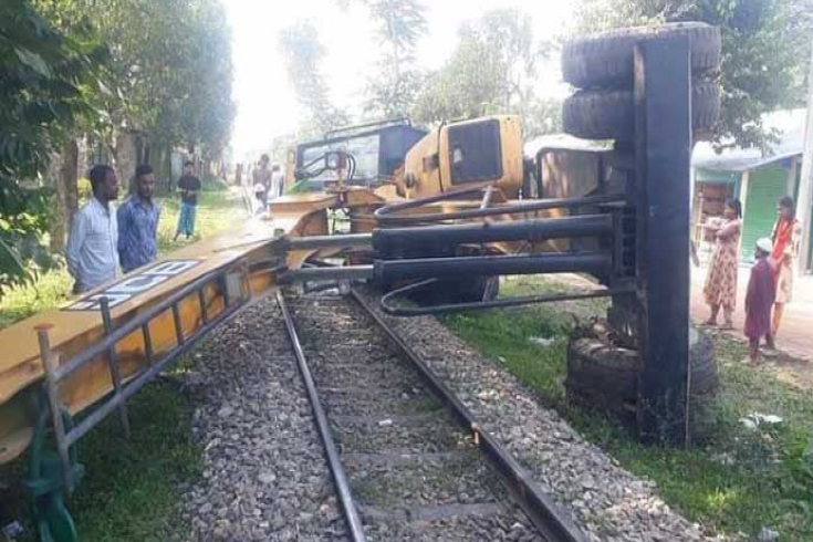 ক্রেন উল্টে ঢাকা-ময়মনসিংহে রেল চলাচল বন্ধ