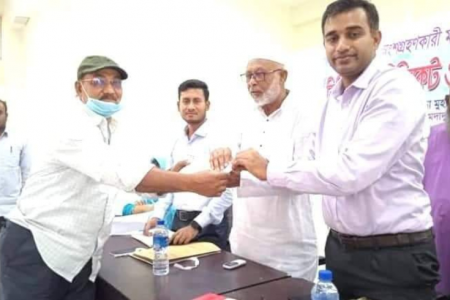 মান্দায় মুক্তিযোদ্ধাদের মাঝে সনদ ও স্মার্টকার্ড বিতরণ