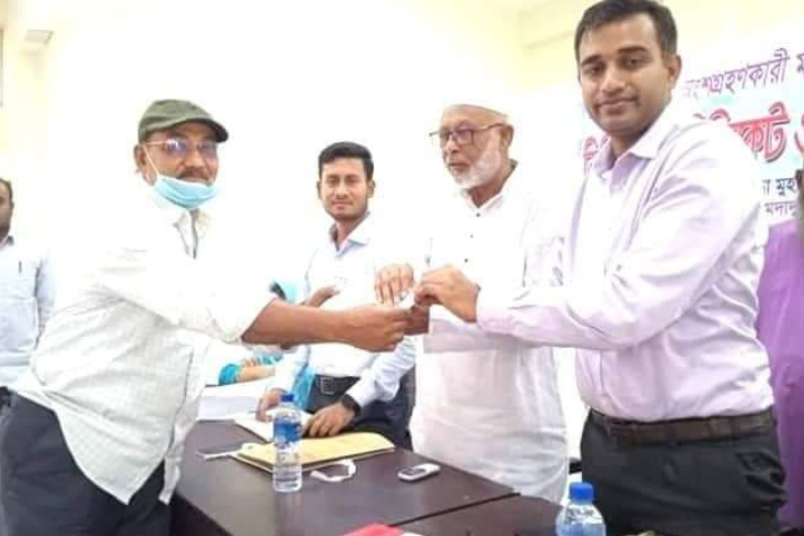 মান্দায় মুক্তিযোদ্ধাদের মাঝে সনদ ও স্মার্টকার্ড বিতরণ