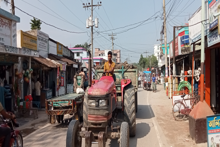 দামুড়হুদার সড়কগুলো মাটি-বালু বহনকারী অবৈধ ট্রাক্টরের দখলে