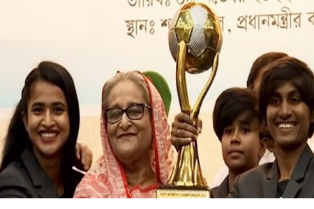 সাফজয়ী প্রত্যেককে ৫ লাখ টাকা দিলেন প্রধানমন্ত্রী