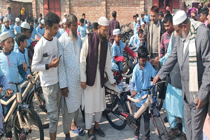 মসজিদে ৪০ দিন জামাতে নামাজ পড়ায় ২০৮ শিশুকে সাইকেল পুরস্কার