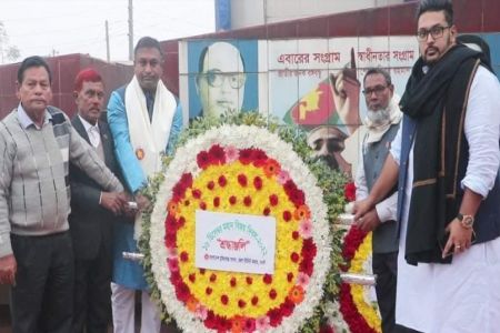 বীর শহীদদের প্রতি শ্রদ্ধা জানাতে নওগাঁয় সর্বস্তরের মানুষের ঢল