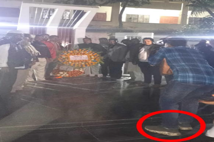 লোহাগাড়ায় শহীদ মিনারে জুতা পায়ে ক্যামেরাম্যান আলাউদ্দিন, ফেসবুকে ছবি ভাইরাল