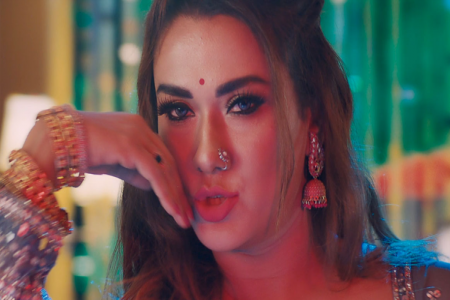 প্রকাশ্যে এলেন ‘আইটেম গার্ল’ ববি