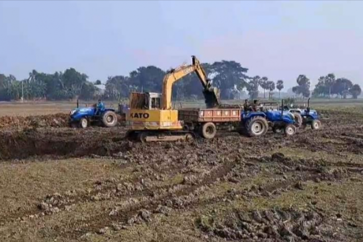 সালথায় কৃষি জমি ধ্বংস করে চলছে মাটি বিক্রয়ের মহোৎসব 