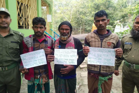 সুন্দরবনে অবৈধ ভাবে কাঁকড়া ধরার অপরাধে ৩ জেলে আটক