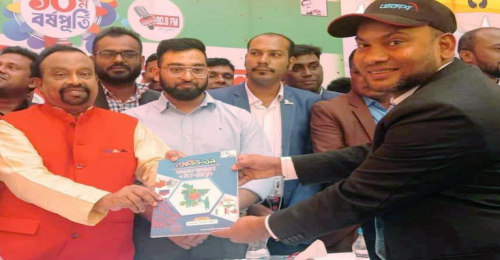 এশিয়ান টেলিভিশনের চেয়ারম্যানকে ঢাকা রিপোর্ট ২৪এর ক্রাইম রিপোর্টার আব্বাস উদ্দিনের বই উপহার