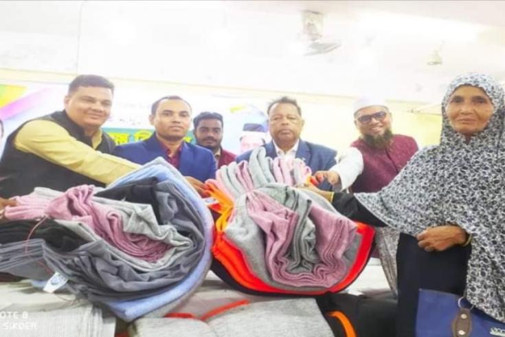 লোহাগাড়ায় শীতার্তদের কম্বল ও অসহায় পরিবারের মাঝে সোলার বিতরণ সম্পন্ন