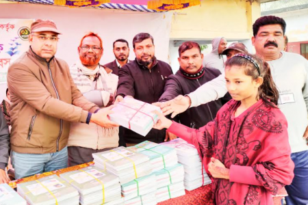 জীবননগরে নতুন বছরের প্রথমদিন ছাত্রীদের মাঝে বই বিতরণ