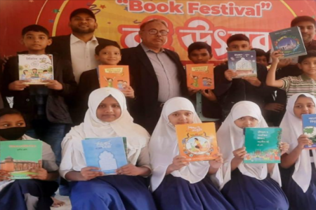লোহাগাড়া ইকরা আব্দুল জব্বার উচ্চ বিদ্যালয়ে বই বিতরন উৎসব পালিত