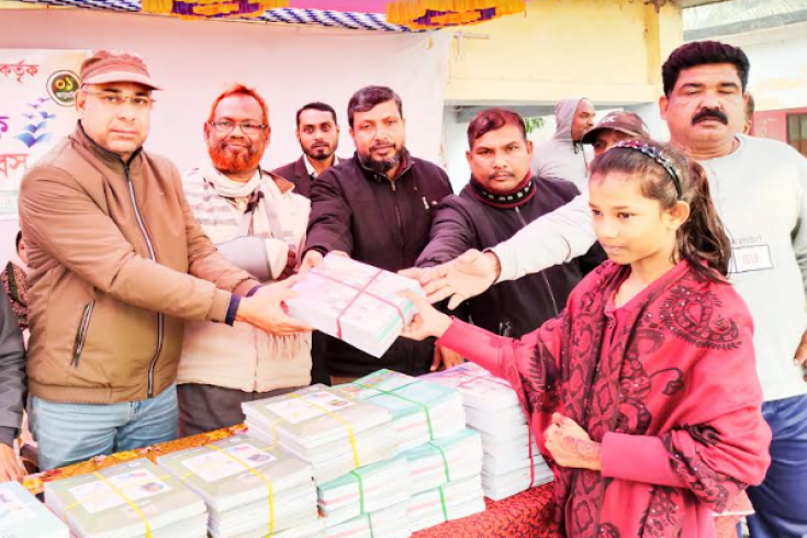জীবননগরে নতুন বছরের প্রথমদিন ছাত্রীদের মাঝে বই বিতরণ