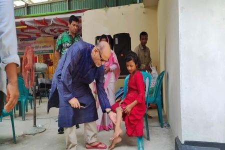 আর এক পায়ে লাফিয়ে স্কুলে যেতে হবে না সুমাইকে